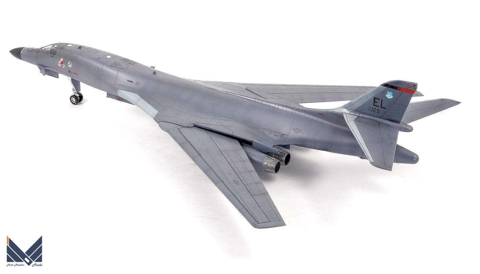 アカデミー　1/144　アメリカ空軍　爆撃機　B-1B　プラモデル　完成品