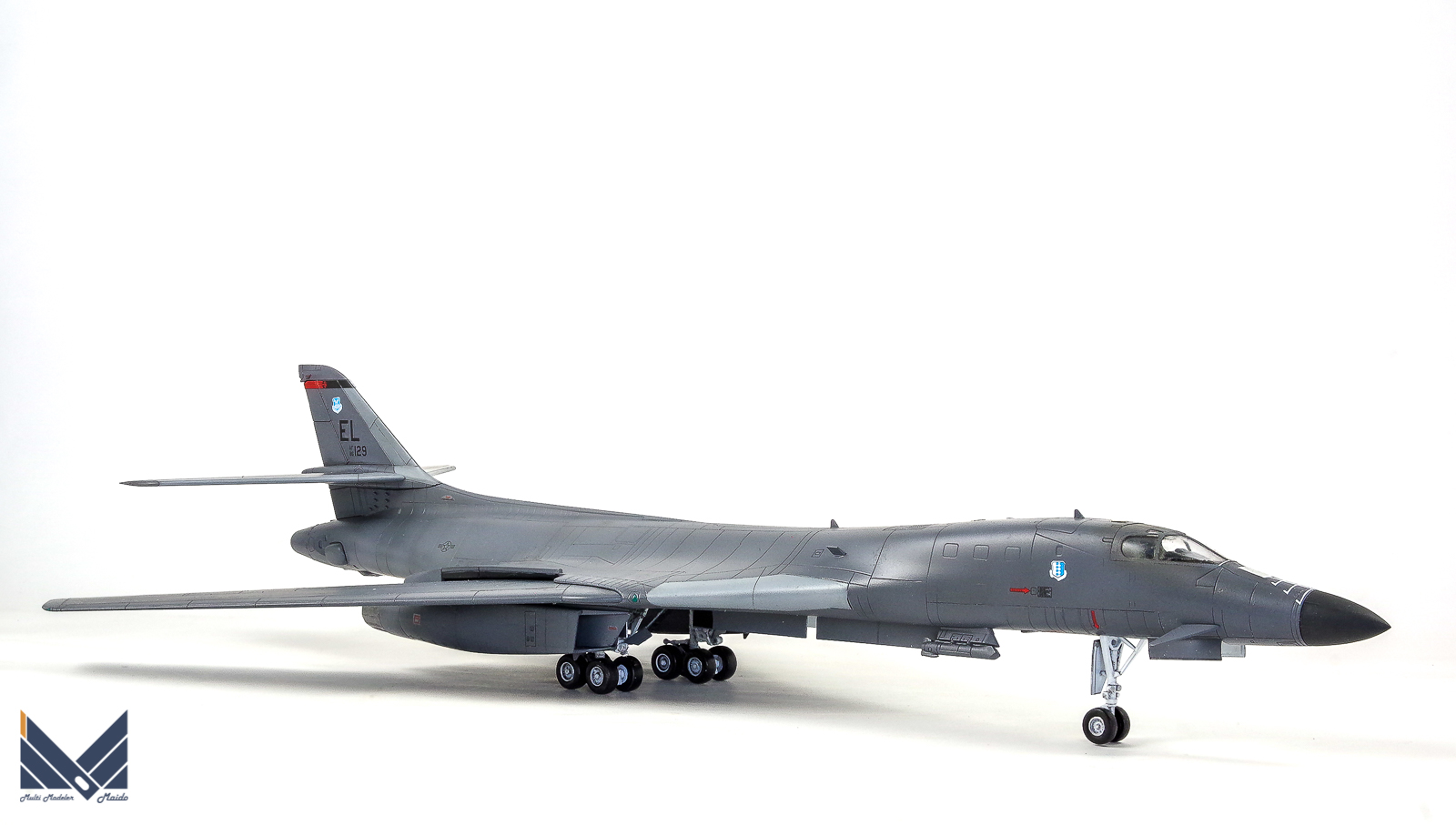 アカデミー 1/144 B-1B ランサー 完成品 academy 飛行機模型完成品