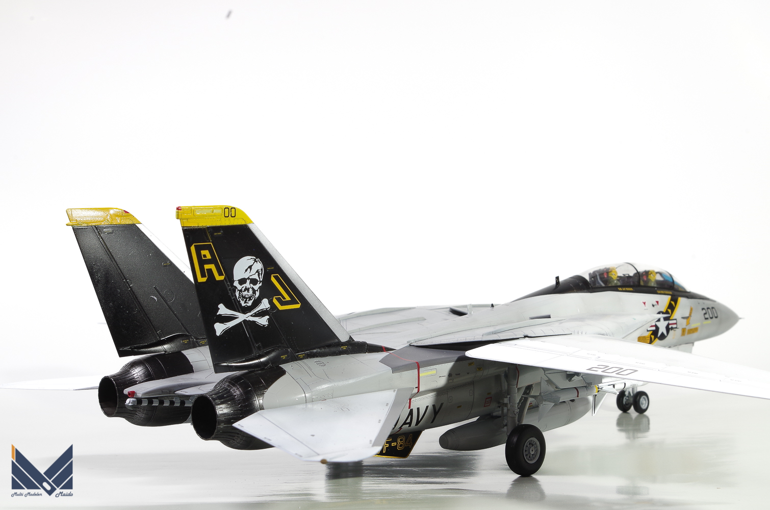 安い特価タミヤ　1/48　F-14A TOMCAT VFA-103 Jolly Rogers　電飾・完成品 　TAMIYA 完成品