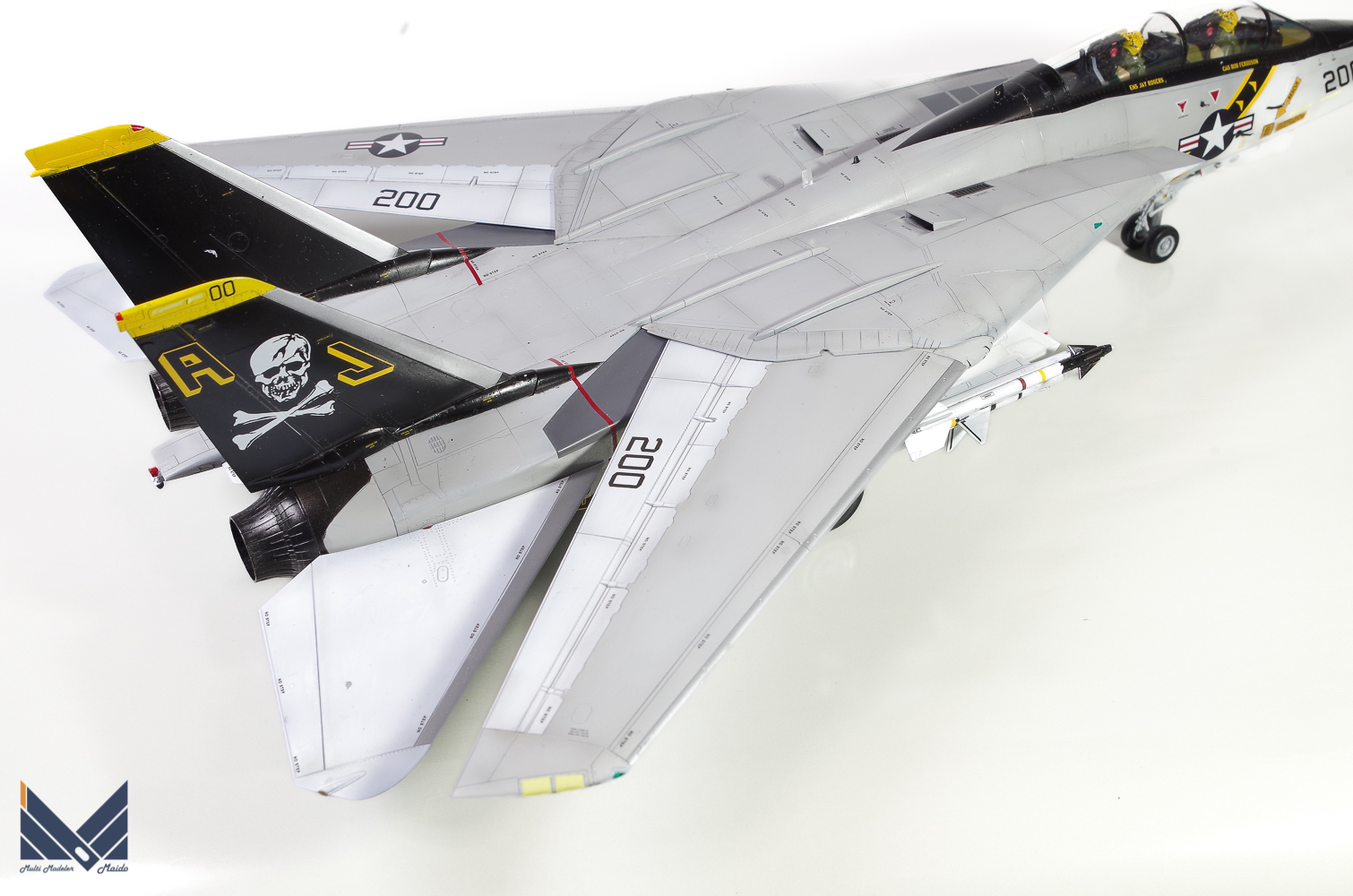 タミヤ　1/48 アメリカ海軍戦闘機　F-14A　プラモデル　完成品