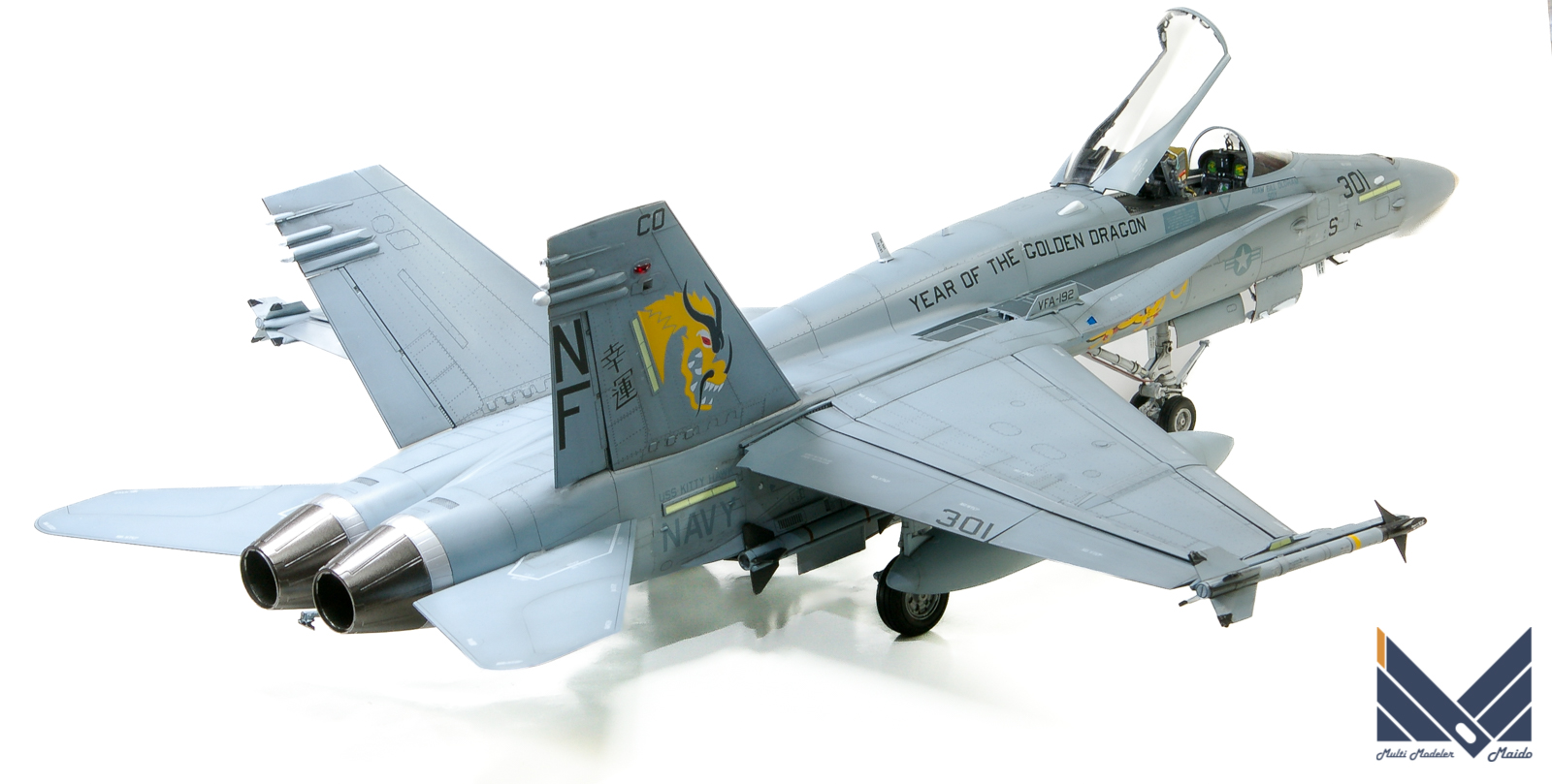 アカデミー　1/32　アメリカ海軍　戦闘攻撃機　F/A-18C　ホーネット　プラモデル　完成品