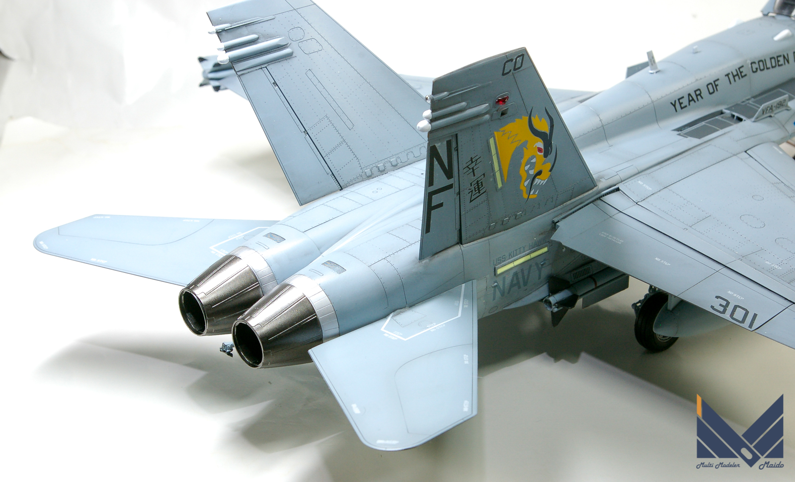 アカデミー　1/32　アメリカ海軍　戦闘攻撃機　F/A-18C　ホーネット　プラモデル　完成品