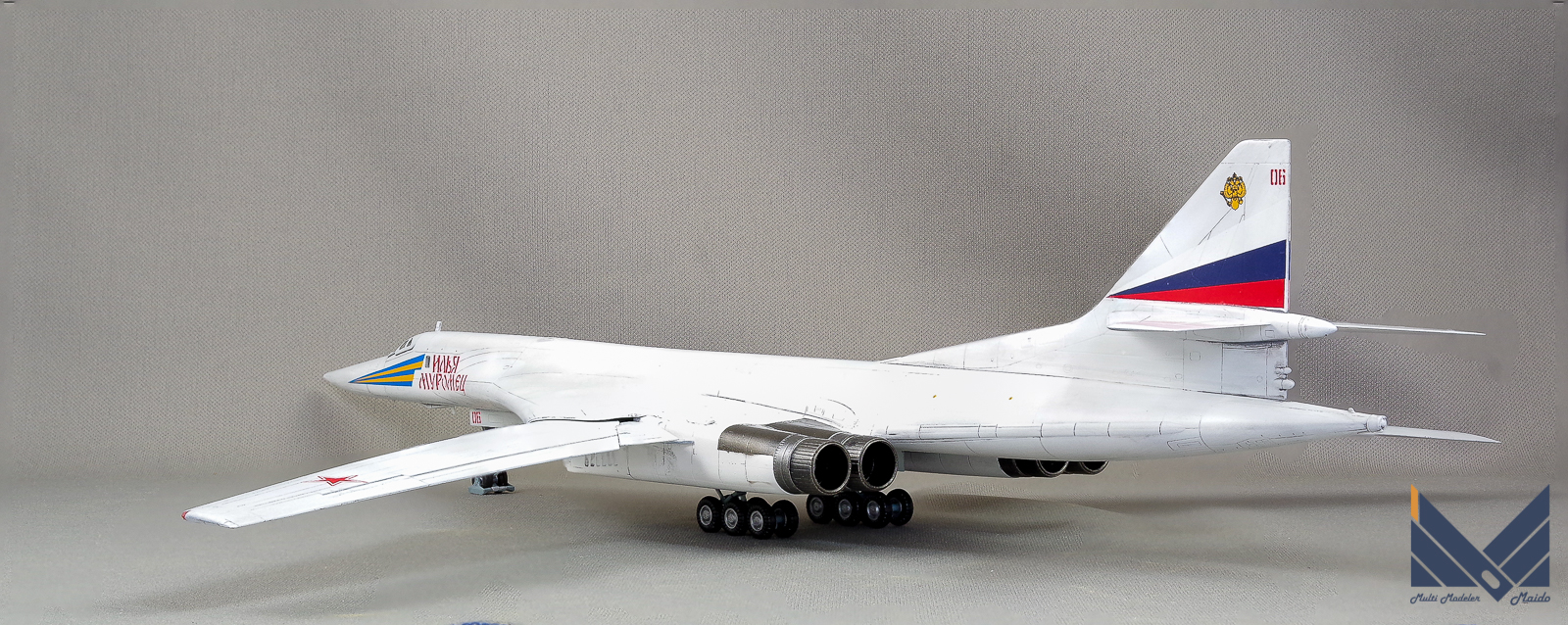 トランペッター　1/144　ソ連爆撃機　Tu-160 　プラモデル　完成品