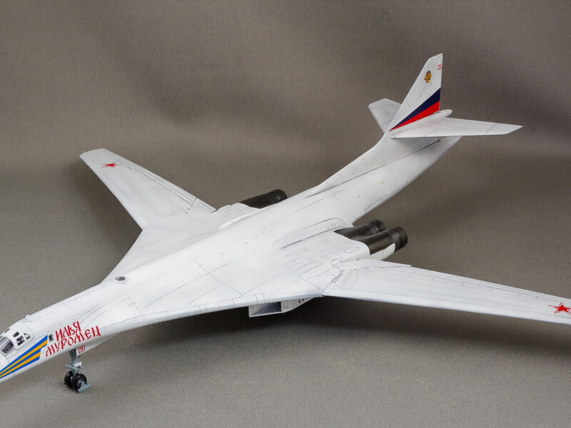 トランペッター　1/144　ソ連爆撃機　Tu-160 　プラモデル　完成品