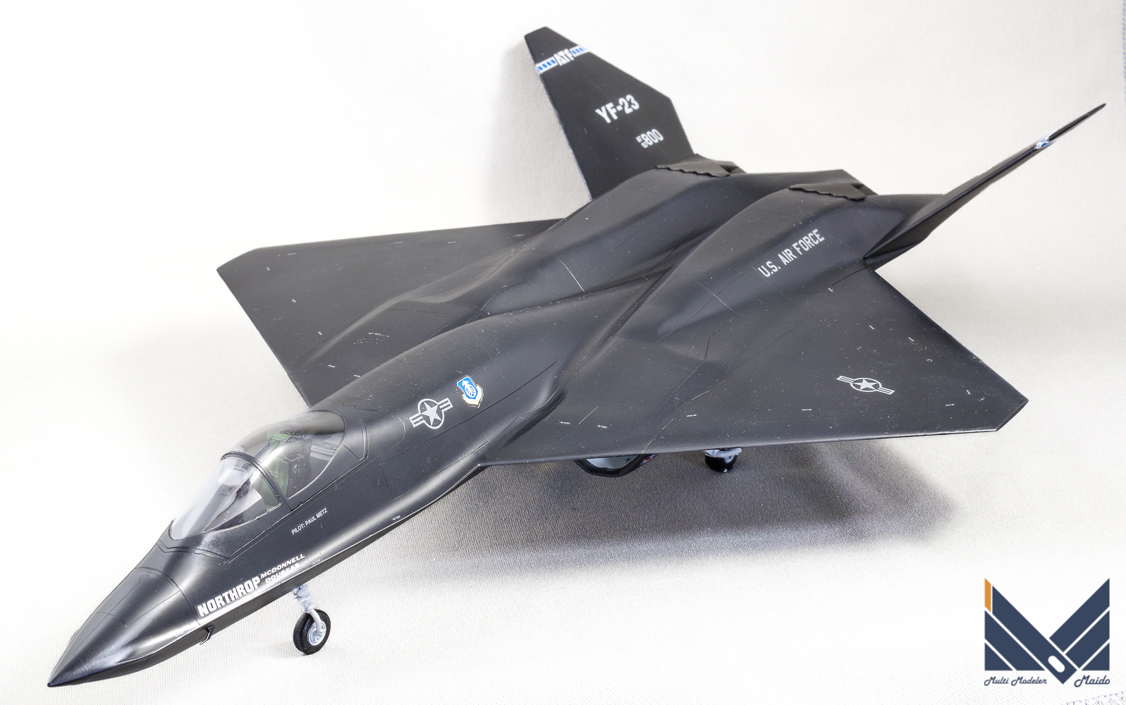 ホビーボス　1/48 アメリカ空軍試作戦闘機　YF-23　プラモデル　完成品