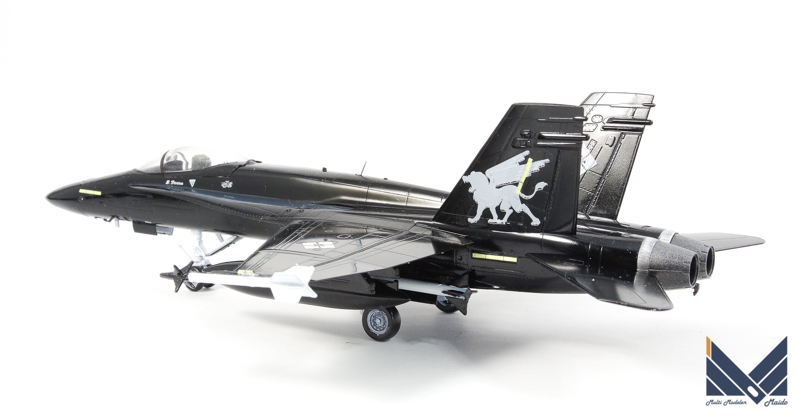 エリア88　F/A-18　F-18　　神崎機　アカデミー　プラモデル　完成品