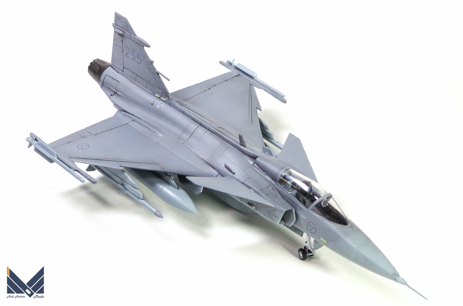 レベル　1/72　スウェーデン空軍　JAS-39C　グリペン　プラモデル　完成品