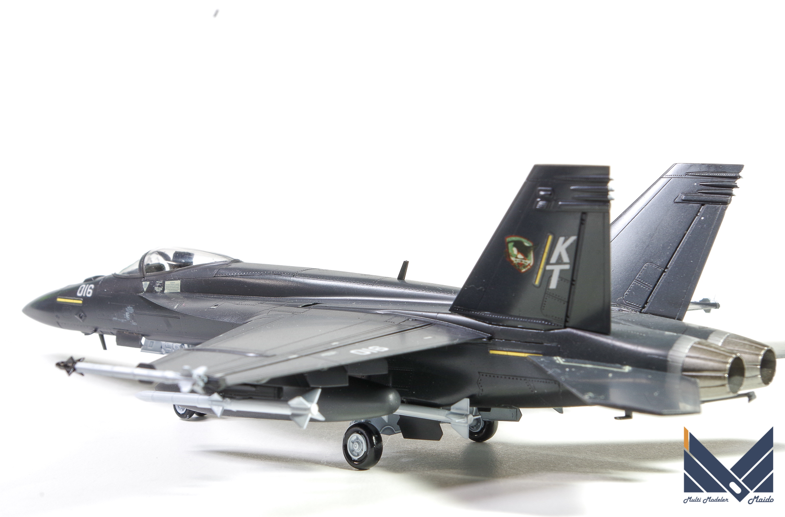 ハセガワ　1/72 F/A-18E　スーパーホーネット　エースコンバット５　ラーズグリーズ　プラモデル　完成品