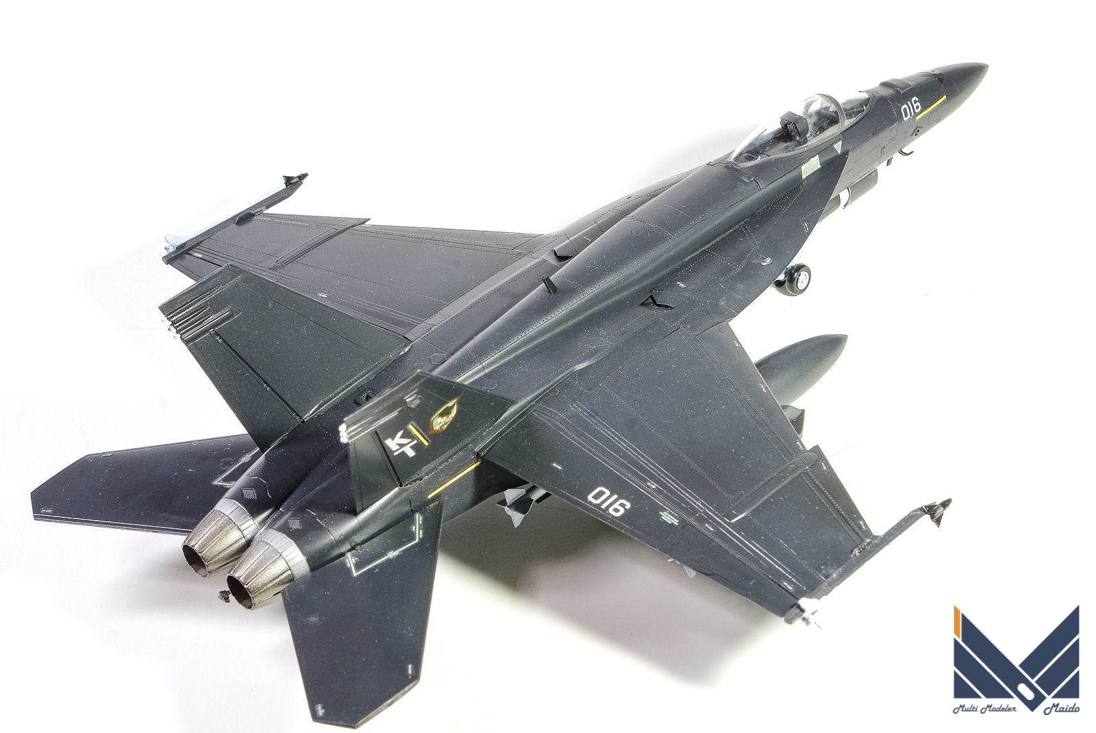 ハセガワ　1/72 F/A-18E　スーパーホーネット　エースコンバット５　ラーズグリーズ　プラモデル　完成品