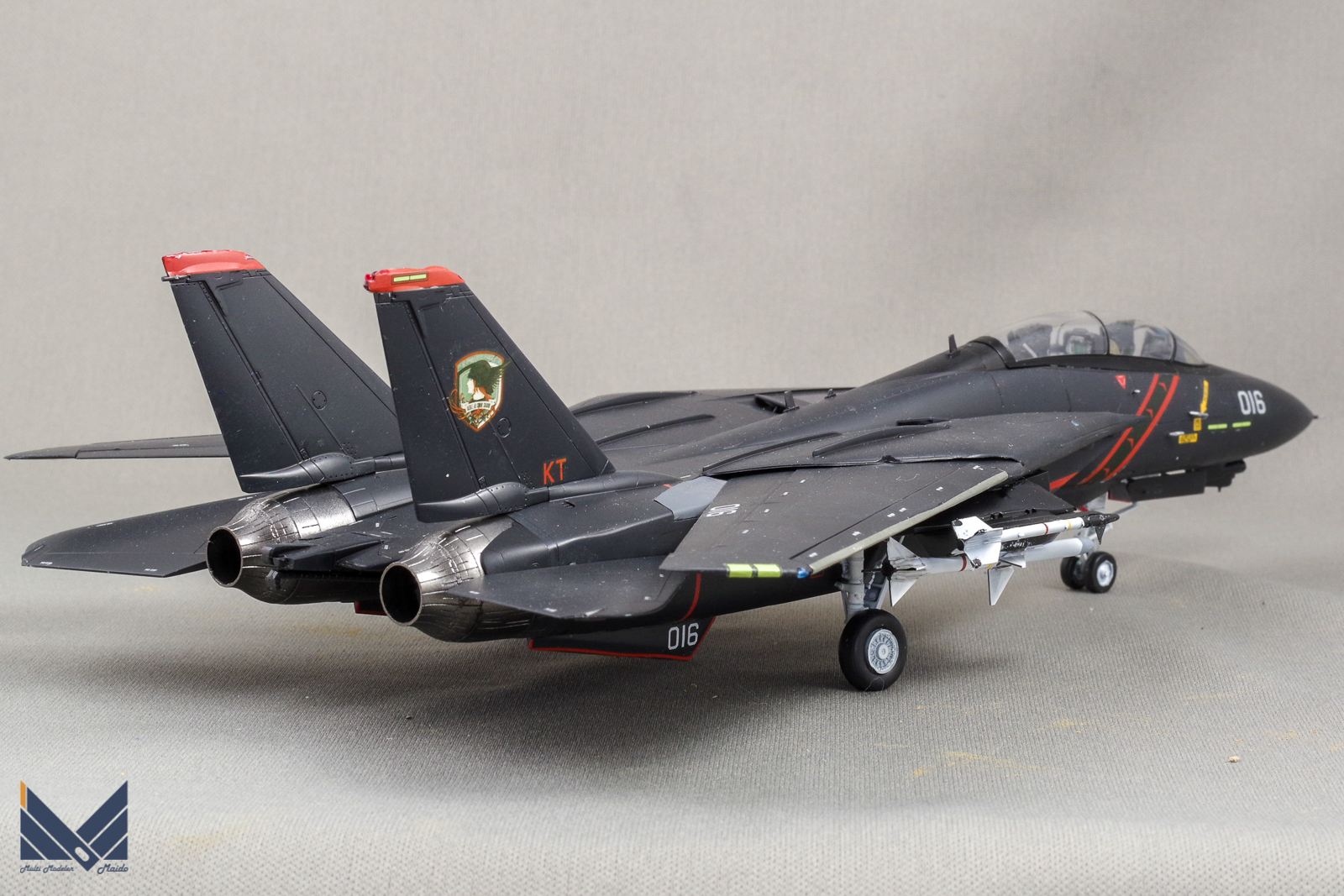 ハセガワ1/72 F-14a トムキャット完成品台座付き - 模型/プラモデル