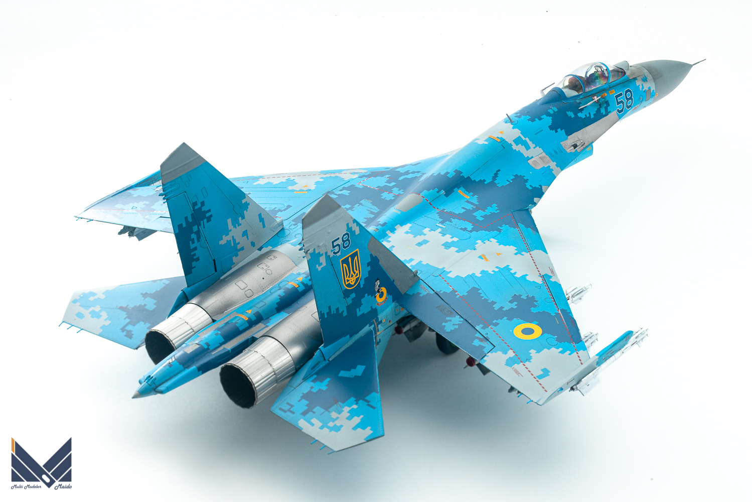 グレートウォールホビー　1/48 Su-27 デジタル迷彩　プラモデル完成品