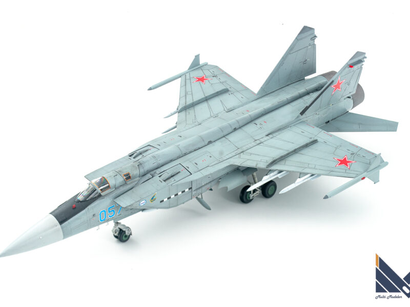 トランぺッター　1/72 MiG-31M　フォックスハウンド　プラモデル　完成品