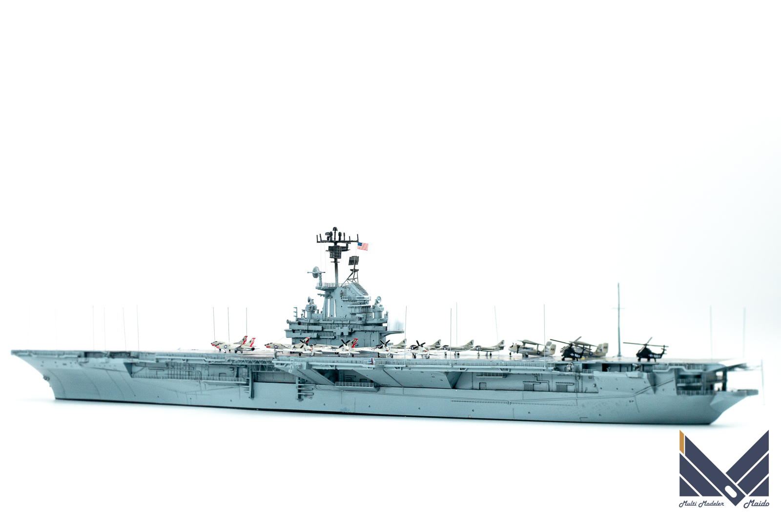 トランぺッター　1/700　アメリカ海軍航空母艦　イントレピッド　プラモデル　完成品