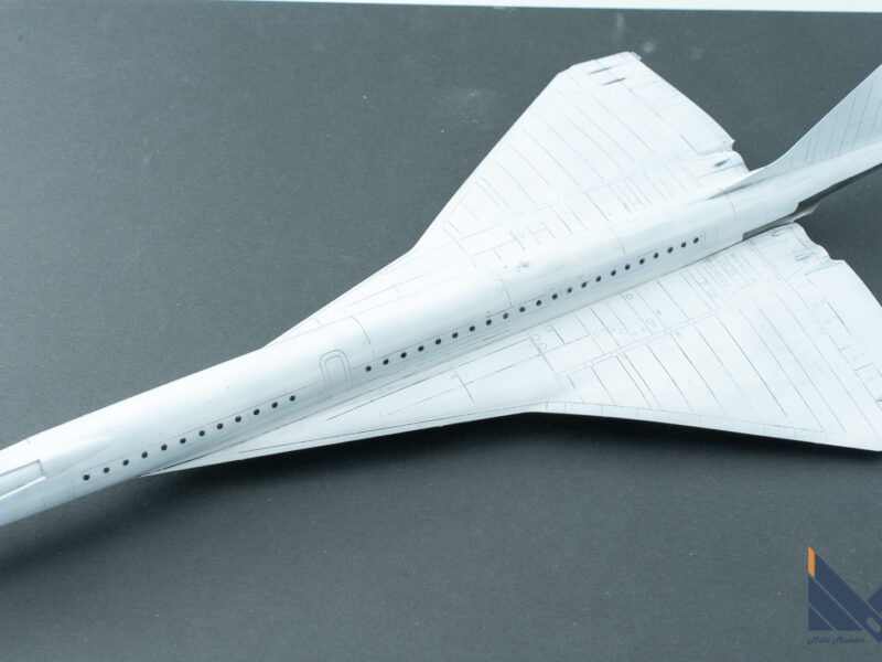 ICM　1/144　Tu-144 プラモデル製作中　接着